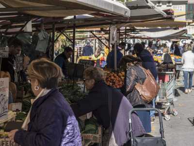 Davanti alle colorate bancarelle di pesce, frutta e verdura ci sono tantissime persone tra cui spiccano le anziane signore con i loro fedeli cestini per la spesa (foto di Gennaro Gargiulo)